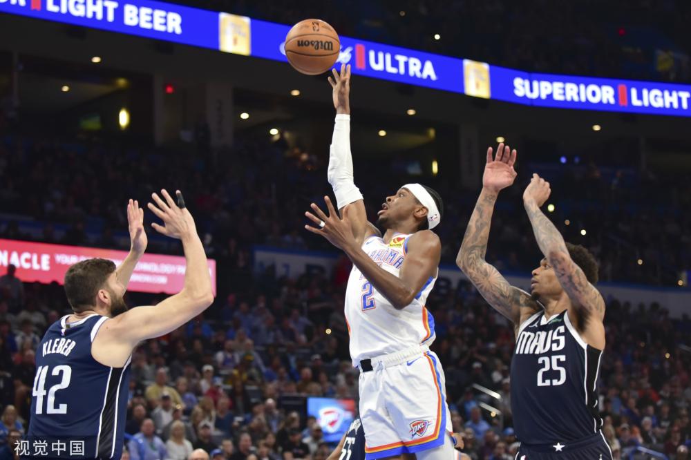 大马丁出击膝盖撞上塔利亚菲科头部！幸好两人无大碍.